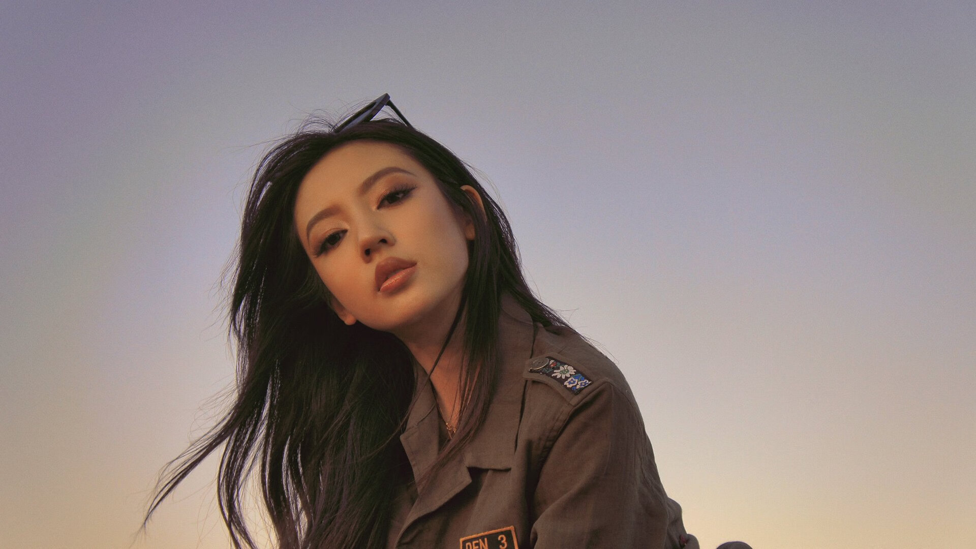 九游下载电脑版官网-_水上摩托表演赛：速度与水花的极限角逐_，水上摩托车价格是多少